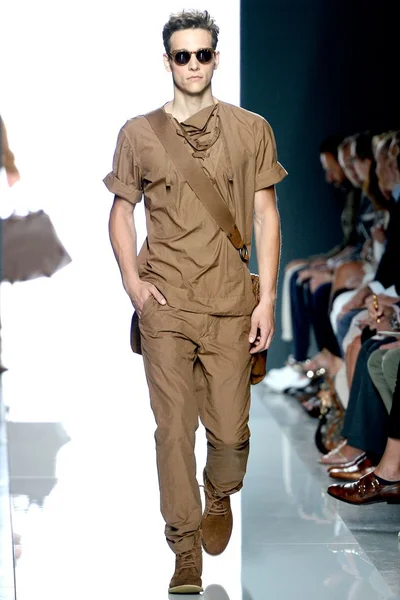 Look 16